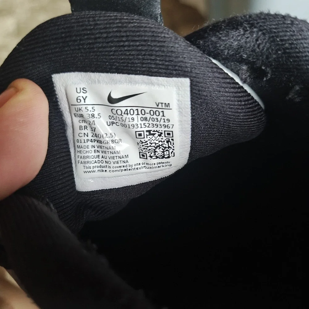Nike both black